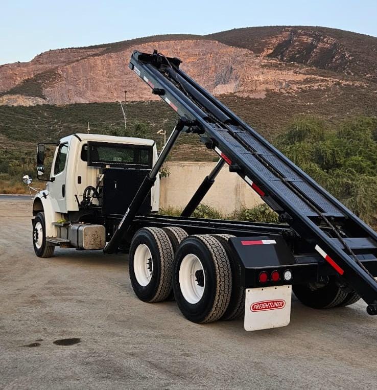 FREIGHTLINER M2 2015