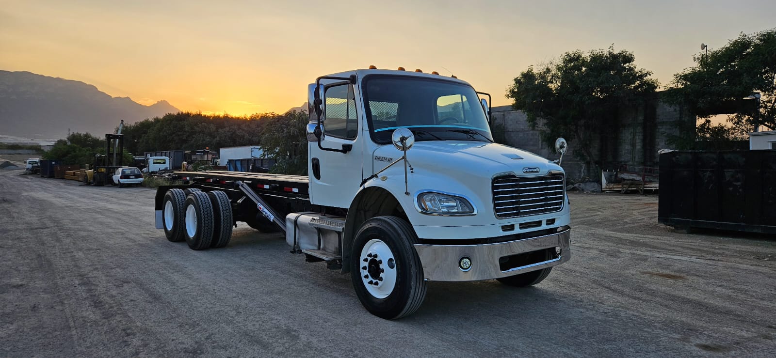 FREIGHTLINER M2 2015